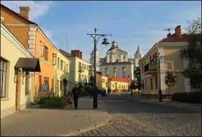 Cette ville de 210 000 habitants, centre de la Volhynie dans le nord ouest du pays, fondée au XIe siècle autour de son château, a été longtemps lituanienne puis polonaise jusqu'en 1939 :