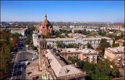 Cette ville industrielle et portuaire de 450 000 habitants, nommée Jdanov de 1948 à 1989, occupe un emplacement stratégique sur la mer d'Azov à l'embouchure du fleuve Kalmious :