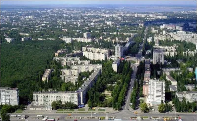 Cette ville de 480 000 habitants est située sur l'estuaire du Boug méridional, à sa confluence avec l'Inhoul, à 65 km de la mer Noire et à 400 km au sud de Kiev :