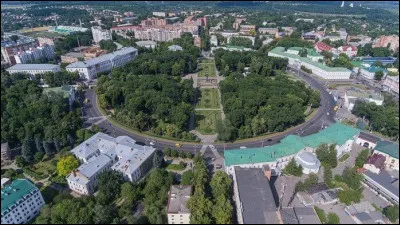 Cette ville de 280 000 habitants du centre-est du pays, autrefois lituanienne, intégrée à l'empire russe au XVIIe siècle, a été le théâtre en 1709 d'une importante bataille opposant Charles XII de Suède à l'armée du tsar Pierre le Grand :