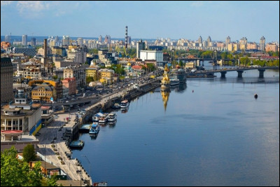 Elle est traversée par le Dniepr ; c'est la capitale et, avec une population de 2,8 millions d'habitants, la plus grande ville d'Ukraine :