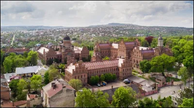 Cette ville de 260 000 habitants, traversée par le Prut, est le centre de la Bucovine, région autrefois disputée entre les Ottomans et l'empire des Habsbourg. La ville est à proximité des frontières avec la Moldavie et de la Roumanie :