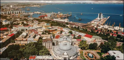 Peuplée d'un million d'habitants, cette ville portuaire sur la mer Noire a éte fondée en 1794 comme ville nouvelle par l'impératrice russe Catherine II, puis son escalier monumental a été immortalisé par une scène du film d'Eisenstein "Le Cuirassé Potemkine" :