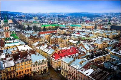 Elle était autrichienne de 1772 à 1918 sous le nom de Lemberg, puis polonaise de 1919 à 1939 ; c'est le centre historique de la Galicie et, avec 730 000 habitants, la plus grande ville de la partie occidentale de l'Ukraine :
