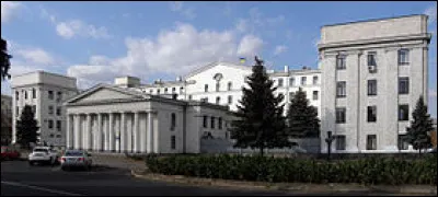 Toujours dans le Donbass, cette ville de 420 000 habitants, appelée Vorochilovgrad à l'époque soviétique, est la capitale d'une autre république sécessionniste autoproclamée :