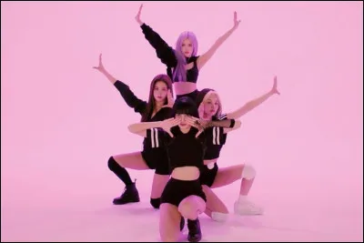 Qui est la danseuse du groupe ?