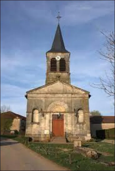 Voici l'église Sainte-Lucie, à Lavignéville. Ancienne commune du Grand-Est, elle se situe dans le département ...