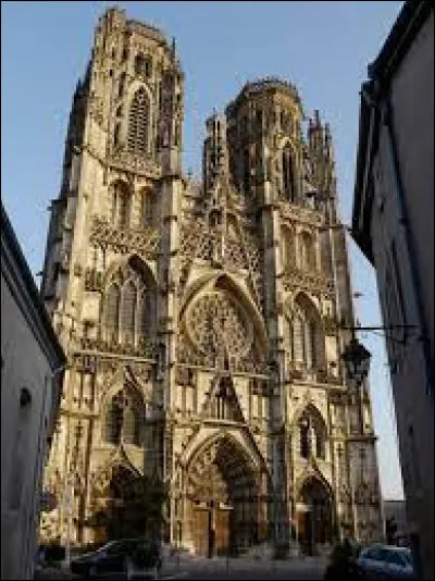 Nous sommes à présent devant la cathédrale Saint-Étienne de Toul, qui a fêté ses 800 ans en 2021. Ville sur la rive gauche de la Moselle, elle est une sous-préfecture de ...