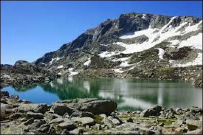 Le Monte Renoso est un des cinq plus hauts sommets de Corse. Quelle est son altitude sachant que le point culminant de l'île a une altitude de 2 710 mètres ?