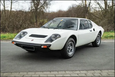 Aujourd'hui connue pour ses voitures sans permis ou son implication dans le sport auto, cette marque s'est aventurée dans la production automobile. Quel est ce modèle ?