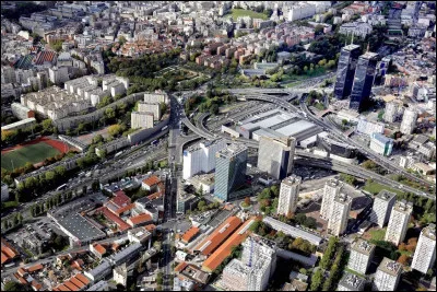 Sous quelle rue la station Porte de Bagnolet est-elle implantée ?