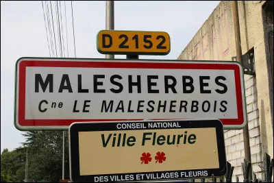 Sous quelle place la station Malesherbes est-elle implantée ?