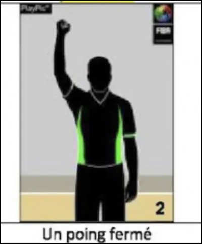 Le poing droit levé bras tendu en même temps que le coup de sifflet...