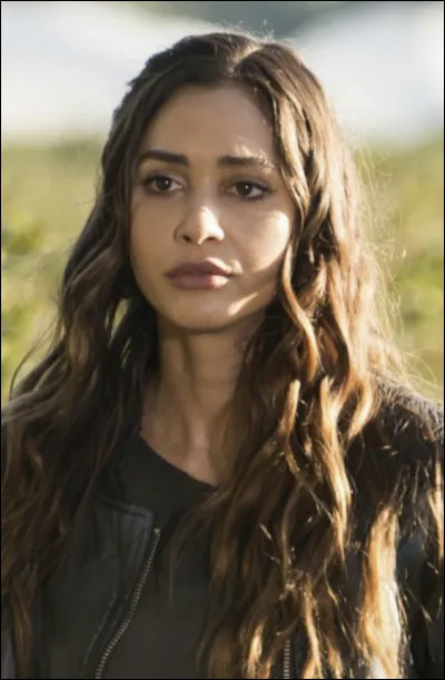 Avec qui est-elle sortie en deuxième, (quelle a dailleurs rejeté) ?