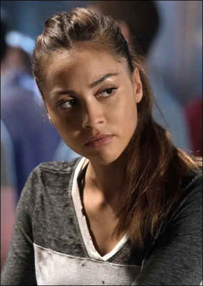 Qui lui a tiré dans le dos, vers la fin de la saison 1 ?