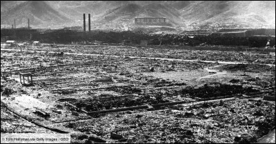 Sur quelle ville japonaise les Américains lancent-ils une bombe en 1945 ?