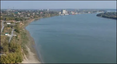 A 230 km au sud d'Odessa, quel fleuve matérialise la frontière entre la Roumaine et l'Ukraine ?