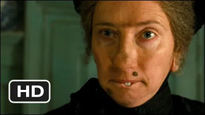 Après que les enfants aient prononcé pour la première fois un mot de politesse, qu'est-ce qui disparaît en premier sur le visage de Nanny McPhee ?