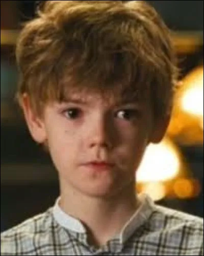 Lors du mariage Simon fait croire à tout le monde, pour gâcher le mariage...