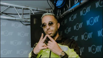 Termine les paroles : 
"Dans la zone, on vend la drogue,
ça fait TP, ça crie "Akha"
Et dans l'hall, j'suis sous pi'...".