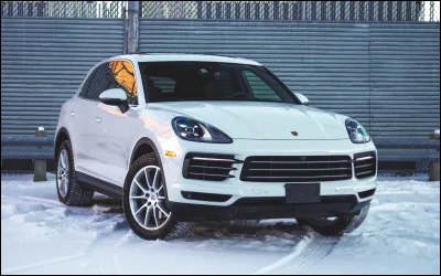 Comment écrit-on la marque de cette voiture ?