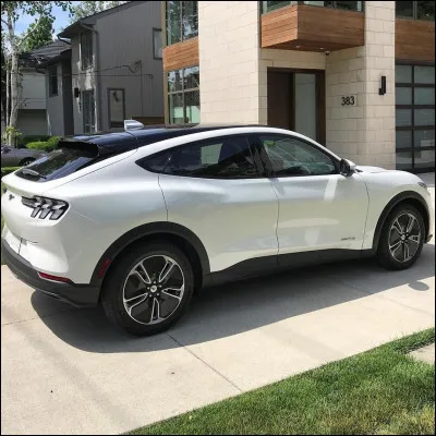 Comment écrit-on la marque de cette voiture ?