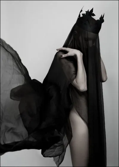 Déesse issue de la mythologie grecque pour le moins ambivalente. Certains la voient de nos jours comme une entité protectrice et bienveillante, tandis que dautres la considèrent plutôt comme une sorcière liée aux forces du mal. Qui est-elle ?