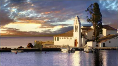 Par quelle mer l'île grecque de Corfou est-elle en majorité bordée ?