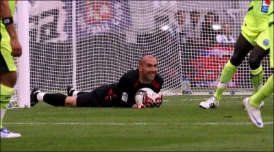 A gard les cages du Havre et du P. S. G... .