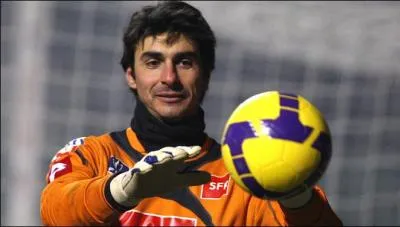 Il a gard les cages de Nice ou du P. S. G... .