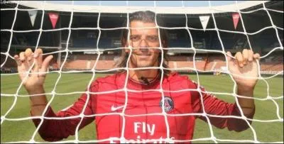 De saint Etienne  Lyon puis au P. S. G. et aussi en quipe de France ...