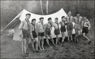 Dans quel mouvement de jeunes fait-il bien rire ses camarades ?