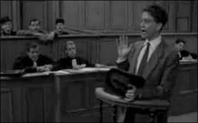 Dans quel film de Sacha Guitry de 1957 se fait-il remarquer ?