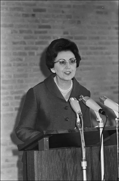 En quelle année, et pour la première fois, une femme, Marguerite de Riemaecker-Ligot (PSC) est-elle nommée ministre (du Logement et de la Famille) ?