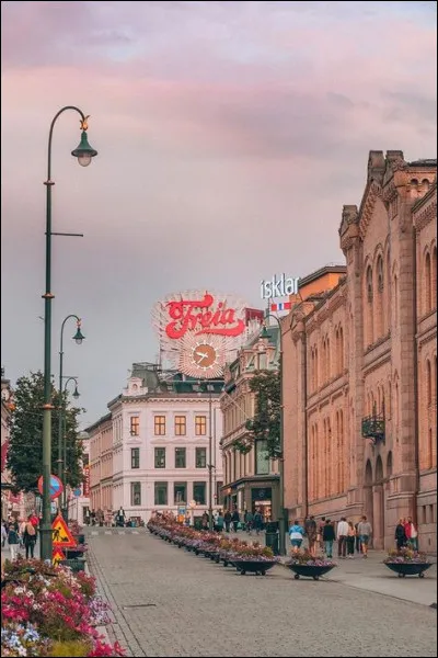 Durant quel mois de l'année la Suisse teste-t-elle ses alarmes nationales un mercredi ?
