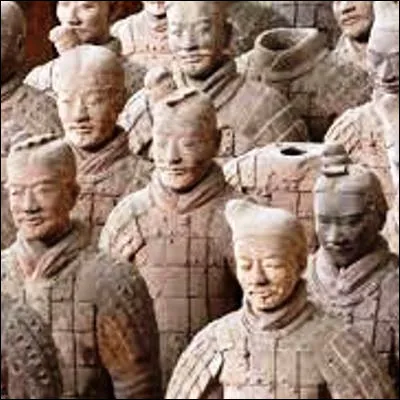 Quel mus&eacute;e londonien a connu son record de visiteurs lorsqu�il a consacr&eacute; une exposition &agrave; l�arm&eacute;e en terre cuite du premier empereur de Chine ?