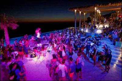 Cette île est célèbre pour sa vie nocturne et festive. C'est l'une des îles grecques préférées des jeunes. Quelle est cette île ?