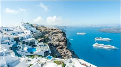 Lîle volcanique de Santorin est la plus visitée des Cyclades. Combien de visiteurs accueille-t-elle par jour en haute saison ?
