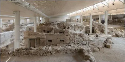 Dans quelle île est situé le musée d'Akrotiri ? Ce dernier met en valeur une ville découverte en 1967. Elle fut recouverte pendant 3 500 ans par des cendres volcaniques.