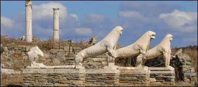 Les Ioniens construisent vers 700 av. J.-C au centre des Cyclades un temple dédié à Apollon. Sur quelle île peut-on visiter ce magnifique site ?