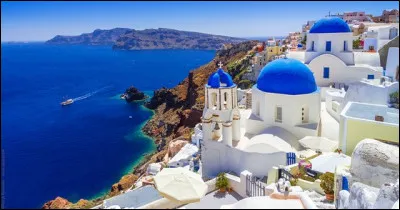 C'est sans doute l'île des Cyclades la plus connue. Quelle est cette île volcanique qui s'effondra en partie dans la mer ?