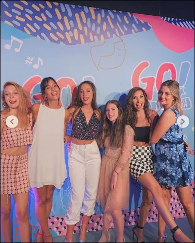 Comment s'appelle le lycée de Mía ?