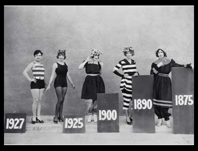 Aux bains... oui mais à la mode ! Dans les années 1860, le costume de bain était tout sauf pratique, on l'a vu précédemment. De couleur bleu marine ou à rayures, de combien de pièces était-il composé au minimum ?