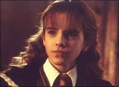 Dans ''Harry Potter et la Chambre des secrets'', pourquoi ne meurt-elle pas lorsquelle voit le Basilic ?