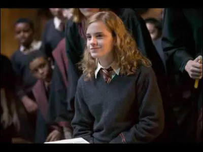 Dans ''Harry Potter et la Coupe de feu'', qui invite Hermione au bal de Noël ?