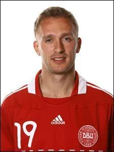 Attaquant du Danemark qui offre la victoire  son quipe contre le Cameroun , c'est...