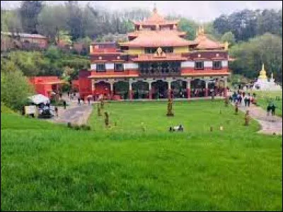 Vrai ou faux : le temple Lérab Ling de Roqueredonde, dans l'Hérault, a été inauguré par le dalaï-lama.