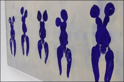 Qui est ce peintre ayant défrayé la chronique en réalisant des empreintes bleues sur des murs blancs et en utilisant le corps comme pinceau vivant ?