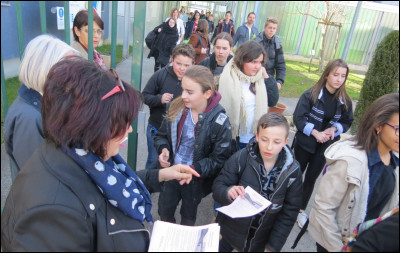 12 : 30, tu viens de finir les cours, toute la classe se rue dehors... Sauf ta meilleure amie, dont les parents sont au travail.