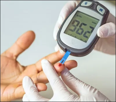 Lors d'une intervention du SMUR ou bien aux urgences, la premi&egrave;re &eacute;tape de la prise en charge consiste &agrave; prendre les constantes vitales : pression art&eacute;rielle, fr&eacute;quence cardiaque et respiratoire, saturation en O2, temp&eacute;rature. Quel ''examen'' peut &ecirc;tre utile dans le cas d'une perte de connaissance ?